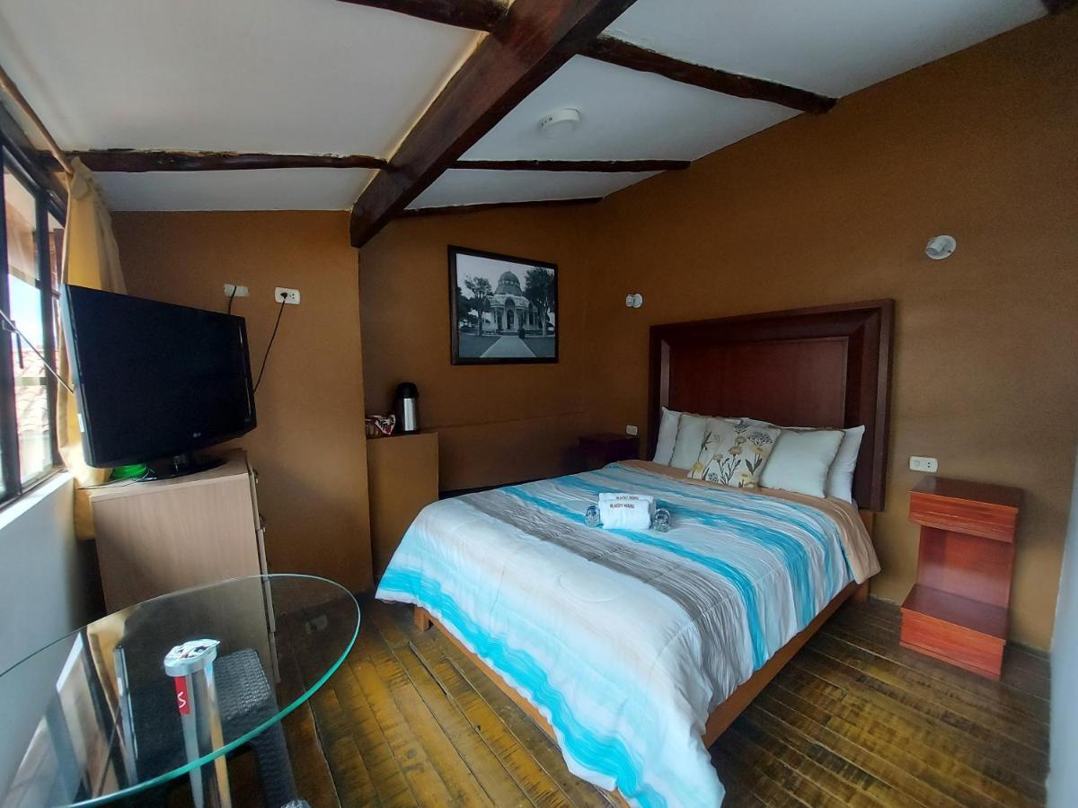 Blacky Hostel And Apartments (Adults Only) Cusco Room photo